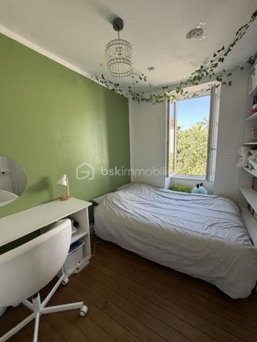 Exclusivité 
Située dans un environnement très prisé, à Angoulins sur mer, cette maison de village de 80 m² habitables proche de la mer et du port Loiron.
proche de tous commerces et zone commercial.

Au rez de chaussé, vous trouverez un espace de vie lumineux avec une cuisine ouverte aménagée et équipée, un salon ouvert sur le séjour, une chambre avec salle d eau et un poêle a granule.
A l étage :
Deux chambres , deux salles de bain dont une avec WC , une salle d eau, un toilette séparé et un bureau (utilisé en chambre)

À l'extérieur, vous profiterez d'une cour ensoleillées et fleurie.

Une maison idéale pour une résidence principale ou secondaire.