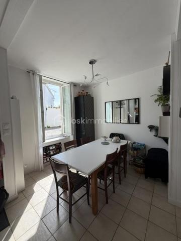 Exclusivité 
Située dans un environnement très prisé, à Angoulins sur mer, cette maison de village de 80 m² habitables proche de la mer et du port Loiron.
proche de tous commerces et zone commercial.

Au rez de chaussé, vous trouverez un espace de vie lumineux avec une cuisine ouverte aménagée et équipée, un salon ouvert sur le séjour, une chambre avec salle d eau et un poêle a granule.
A l étage :
Deux chambres , deux salles de bain dont une avec WC , une salle d eau, un toilette séparé et un bureau (utilisé en chambre)

À l'extérieur, vous profiterez d'une cour ensoleillées et fleurie.

Une maison idéale pour une résidence principale ou secondaire.