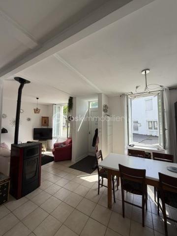 Exclusivité 
Située dans un environnement très prisé, à Angoulins sur mer, cette maison de village de 80 m² habitables proche de la mer et du port Loiron.
proche de tous commerces et zone commercial.

Au rez de chaussé, vous trouverez un espace de vie lumineux avec une cuisine ouverte aménagée et équipée, un salon ouvert sur le séjour, une chambre avec salle d eau et un poêle a granule.
A l étage :
Deux chambres , deux salles de bain dont une avec WC , une salle d eau, un toilette séparé et un bureau (utilisé en chambre)

À l'extérieur, vous profiterez d'une cour ensoleillées et fleurie.

Une maison idéale pour une résidence principale ou secondaire.