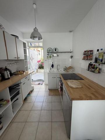 Exclusivité 
Située dans un environnement très prisé, à Angoulins sur mer, cette maison de village de 80 m² habitables proche de la mer et du port Loiron.
proche de tous commerces et zone commercial.

Au rez de chaussé, vous trouverez un espace de vie lumineux avec une cuisine ouverte aménagée et équipée, un salon ouvert sur le séjour, une chambre avec salle d eau et un poêle a granule.
A l étage :
Deux chambres , deux salles de bain dont une avec WC , une salle d eau, un toilette séparé et un bureau (utilisé en chambre)

À l'extérieur, vous profiterez d'une cour ensoleillées et fleurie.

Une maison idéale pour une résidence principale ou secondaire.