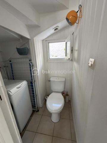 Exclusivité 
Située dans un environnement très prisé, à Angoulins sur mer, cette maison de village de 80 m² habitables proche de la mer et du port Loiron.
proche de tous commerces et zone commercial.

Au rez de chaussé, vous trouverez un espace de vie lumineux avec une cuisine ouverte aménagée et équipée, un salon ouvert sur le séjour, une chambre avec salle d eau et un poêle a granule.
A l étage :
Deux chambres , deux salles de bain dont une avec WC , une salle d eau, un toilette séparé et un bureau (utilisé en chambre)

À l'extérieur, vous profiterez d'une cour ensoleillées et fleurie.

Une maison idéale pour une résidence principale ou secondaire.