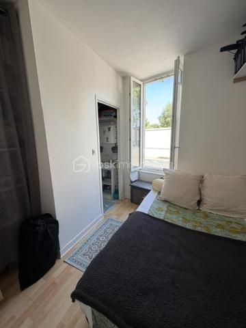 Exclusivité 
Située dans un environnement très prisé, à Angoulins sur mer, cette maison de village de 80 m² habitables proche de la mer et du port Loiron.
proche de tous commerces et zone commercial.

Au rez de chaussé, vous trouverez un espace de vie lumineux avec une cuisine ouverte aménagée et équipée, un salon ouvert sur le séjour, une chambre avec salle d eau et un poêle a granule.
A l étage :
Deux chambres , deux salles de bain dont une avec WC , une salle d eau, un toilette séparé et un bureau (utilisé en chambre)

À l'extérieur, vous profiterez d'une cour ensoleillées et fleurie.

Une maison idéale pour une résidence principale ou secondaire.