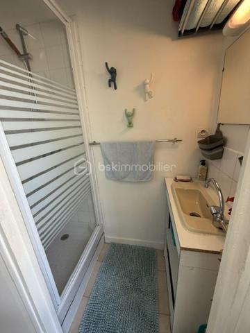Exclusivité 
Située dans un environnement très prisé, à Angoulins sur mer, cette maison de village de 80 m² habitables proche de la mer et du port Loiron.
proche de tous commerces et zone commercial.

Au rez de chaussé, vous trouverez un espace de vie lumineux avec une cuisine ouverte aménagée et équipée, un salon ouvert sur le séjour, une chambre avec salle d eau et un poêle a granule.
A l étage :
Deux chambres , deux salles de bain dont une avec WC , une salle d eau, un toilette séparé et un bureau (utilisé en chambre)

À l'extérieur, vous profiterez d'une cour ensoleillées et fleurie.

Une maison idéale pour une résidence principale ou secondaire.