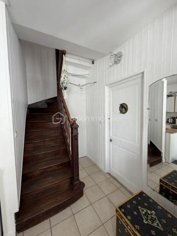 Exclusivité 
Située dans un environnement très prisé, à Angoulins sur mer, cette maison de village de 80 m² habitables proche de la mer et du port Loiron.
proche de tous commerces et zone commercial.

Au rez de chaussé, vous trouverez un espace de vie lumineux avec une cuisine ouverte aménagée et équipée, un salon ouvert sur le séjour, une chambre avec salle d eau et un poêle a granule.
A l étage :
Deux chambres , deux salles de bain dont une avec WC , une salle d eau, un toilette séparé et un bureau (utilisé en chambre)

À l'extérieur, vous profiterez d'une cour ensoleillées et fleurie.

Une maison idéale pour une résidence principale ou secondaire.