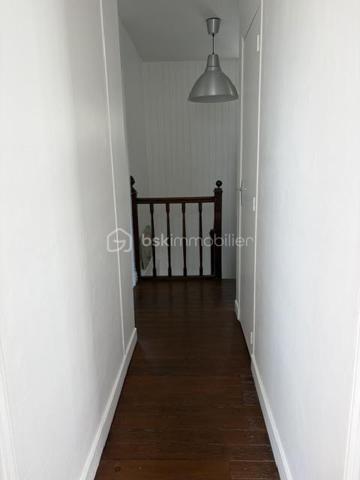 Exclusivité 
Située dans un environnement très prisé, à Angoulins sur mer, cette maison de village de 80 m² habitables proche de la mer et du port Loiron.
proche de tous commerces et zone commercial.

Au rez de chaussé, vous trouverez un espace de vie lumineux avec une cuisine ouverte aménagée et équipée, un salon ouvert sur le séjour, une chambre avec salle d eau et un poêle a granule.
A l étage :
Deux chambres , deux salles de bain dont une avec WC , une salle d eau, un toilette séparé et un bureau (utilisé en chambre)

À l'extérieur, vous profiterez d'une cour ensoleillées et fleurie.

Une maison idéale pour une résidence principale ou secondaire.