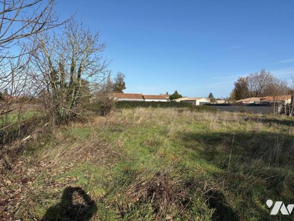 COULON, parcelle de terrain à bâtir de 829 m² 