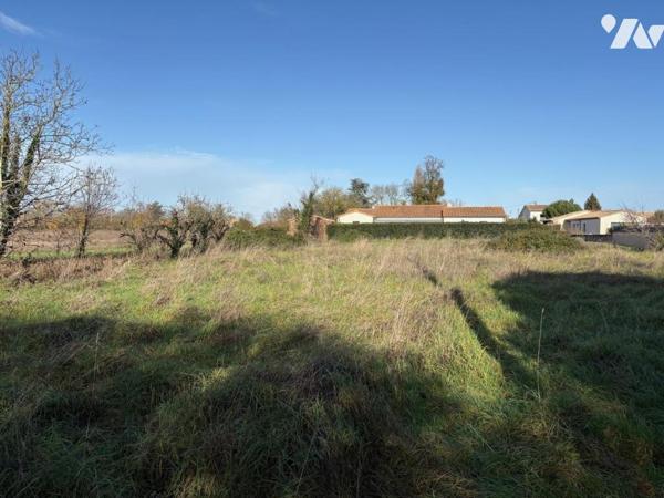 COULON, parcelle de terrain à bâtir de 829 m² 