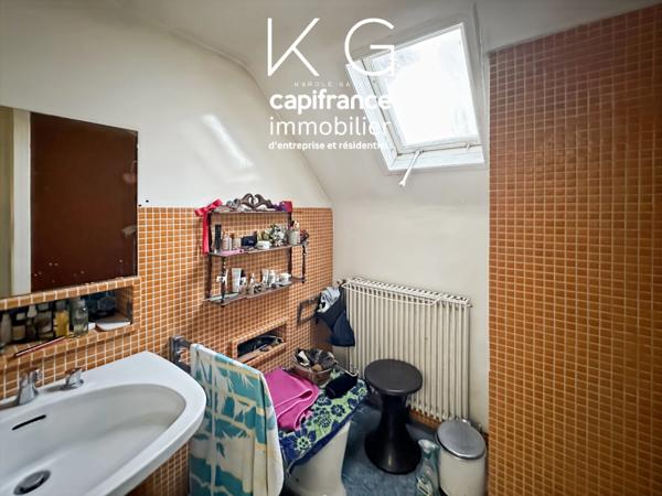 Gonneville-sur-Honfleur, maison de famille 230m2 à rénover sur terrain de 3 700 m², grandes dépendances, à 10 min d’Honfleur et 20 min de Deauville