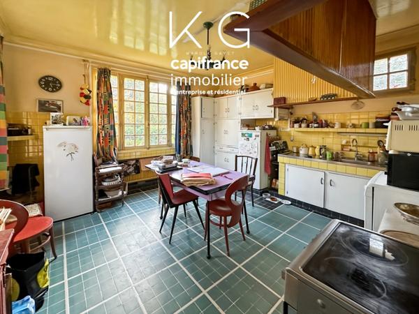 Gonneville-sur-Honfleur, maison de famille 230m2 à rénover sur terrain de 3 700 m², grandes dépendances, à 10 min d’Honfleur et 20 min de Deauville