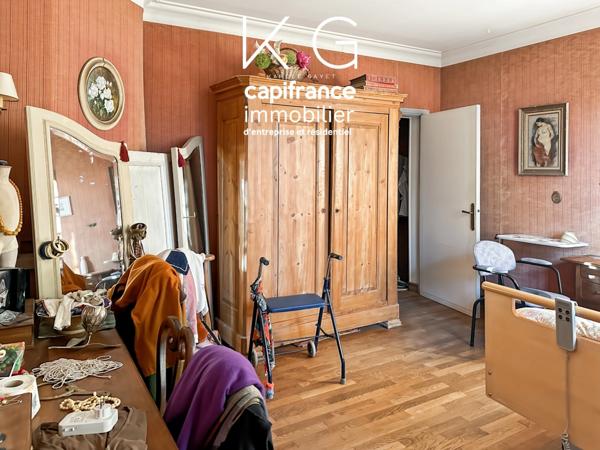 Gonneville-sur-Honfleur, maison de famille 230m2 à rénover sur terrain de 3 700 m², grandes dépendances, à 10 min d’Honfleur et 20 min de Deauville