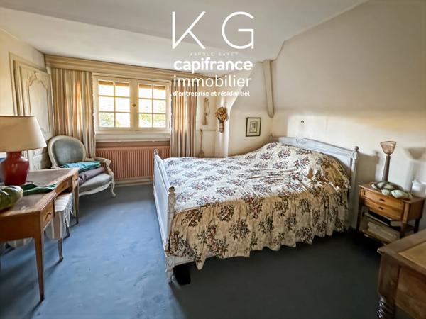 Gonneville-sur-Honfleur, maison de famille 230m2 à rénover sur terrain de 3 700 m², grandes dépendances, à 10 min d’Honfleur et 20 min de Deauville