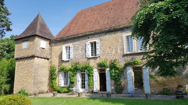 Ravissant manoir des 15e et 18e siècles dans la campagne Sarladaise (Dordogne)