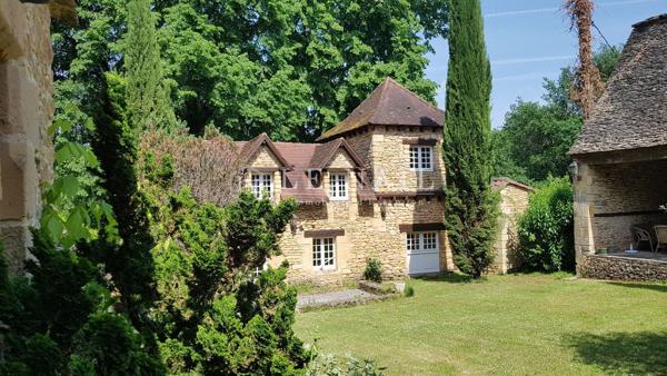Ravissant manoir des 15e et 18e siècles dans la campagne Sarladaise (Dordogne)