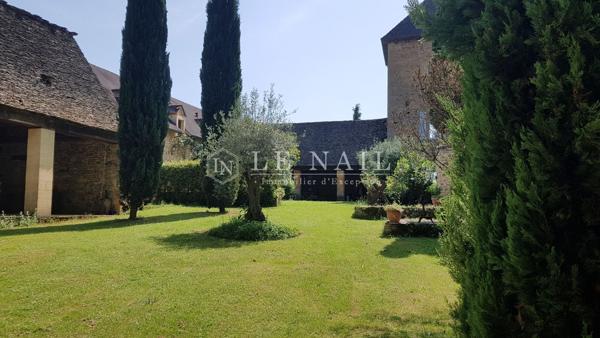 Ravissant manoir des 15e et 18e siècles dans la campagne Sarladaise (Dordogne)