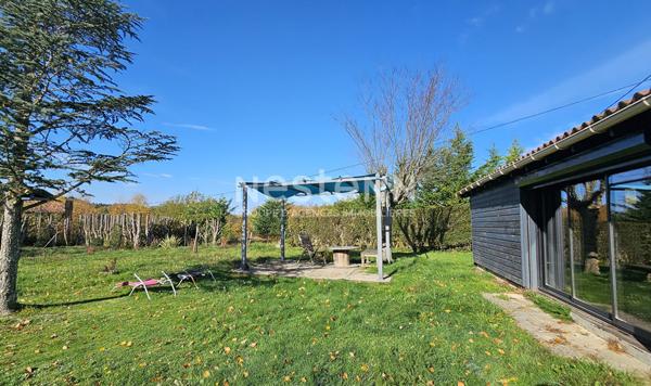 A vendre à 25 minutes d'Aurillac, à proximité du Lac de Saint Etienne Cantalès, sur terrain de 2000 m², maison de type 3 d'une surface de 70 m²