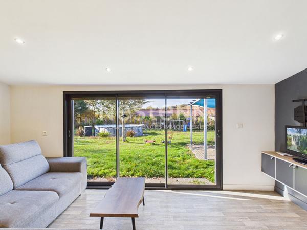 A vendre à 25 minutes d'Aurillac, à proximité du Lac de Saint Etienne Cantalès, sur terrain de 2000 m², maison de type 3 d'une surface de 70 m²