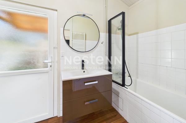 A vendre à 25 minutes d'Aurillac, à proximité du Lac de Saint Etienne Cantalès, sur terrain de 2000 m², maison de type 3 d'une surface de 70 m²