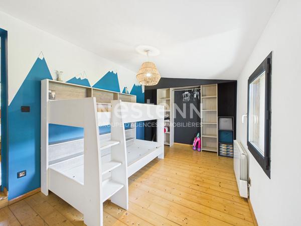 A vendre à 25 minutes d'Aurillac, à proximité du Lac de Saint Etienne Cantalès, sur terrain de 2000 m², maison de type 3 d'une surface de 70 m²