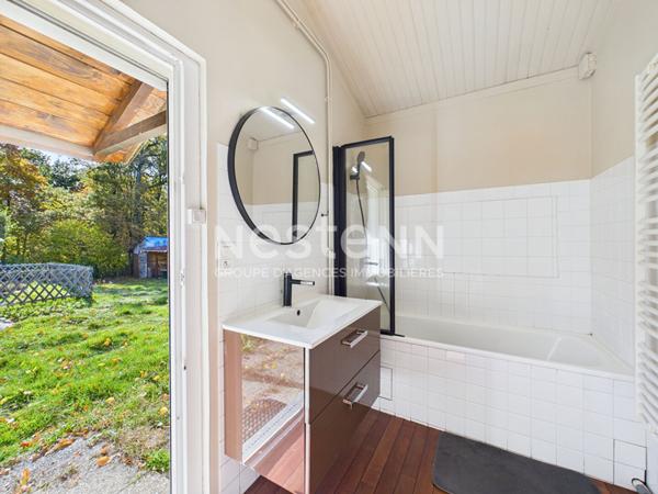 A vendre à 25 minutes d'Aurillac, à proximité du Lac de Saint Etienne Cantalès, sur terrain de 2000 m², maison de type 3 d'une surface de 70 m²