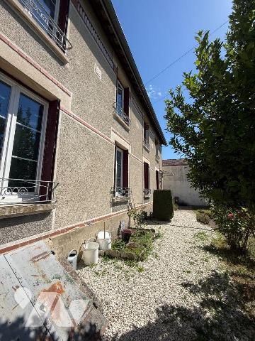 Maison à vendre à Sainte-Savine (10300) - Aube (10)

Immeuble de rapport composé de deux loge...