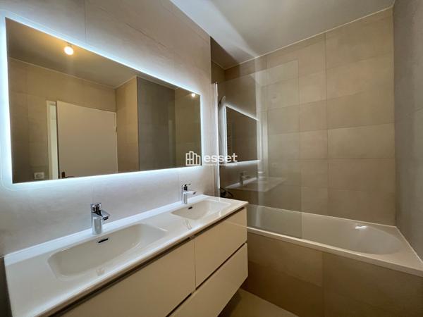 Location Appartement 5 pièces 121.09 m² - Paris 75020