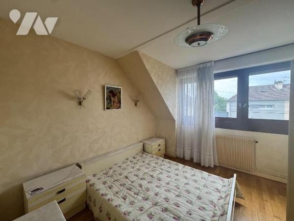 CHARLEVILLE-MEZIERES, pavillon mitoyen par garage uniquement comprenant:

- au rez-de-chaussé...