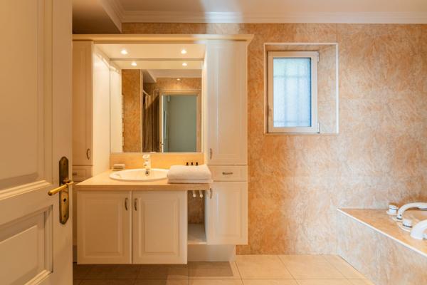 Vente Maison de luxe Saint-Cyr-sur-Mer 8 Pièces 227 m²