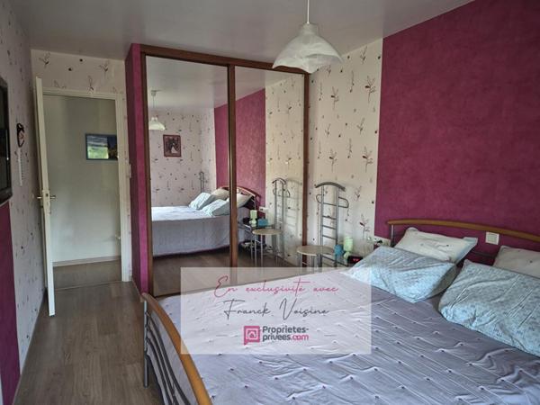A VENDRE en Exclusivité à Saint Paul en Pareds, maison de 127 m2 avec 3 chambres et plusieurs dépendances sur plusieurs parcelles totalisant  1960 m2 env