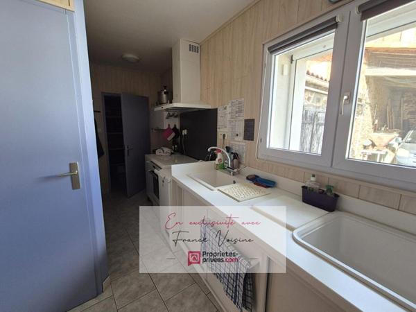 A VENDRE en Exclusivité à Saint Paul en Pareds, maison de 127 m2 avec 3 chambres et plusieurs dépendances sur plusieurs parcelles totalisant  1960 m2 env