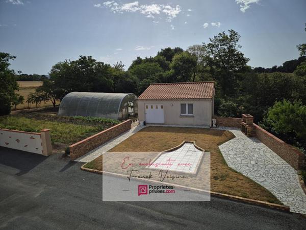 A VENDRE en Exclusivité à Saint Paul en Pareds, maison de 127 m2 avec 3 chambres et plusieurs dépendances sur plusieurs parcelles totalisant  1960 m2 env
