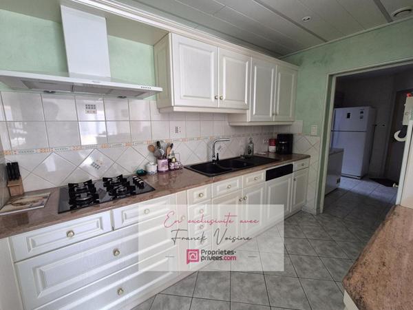 A VENDRE en Exclusivité à Saint Paul en Pareds, maison de 127 m2 avec 3 chambres et plusieurs dépendances sur plusieurs parcelles totalisant  1960 m2 env