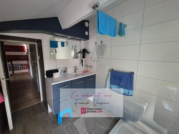 A VENDRE en Exclusivité à Saint Paul en Pareds, maison de 127 m2 avec 3 chambres et plusieurs dépendances sur plusieurs parcelles totalisant  1960 m2 env