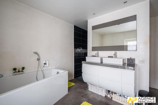 Maison quartier historique 6 pièce(s) 129 m2 840 000 € **  - Référence  4596