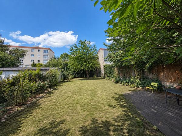 Maison ou ensemble immobilier avec 4 appartements surface au sol 196m²- Parcelle de 401 m²