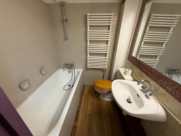 Maison ou ensemble immobilier avec 4 appartements surface au sol 196m²- Parcelle de 401 m²