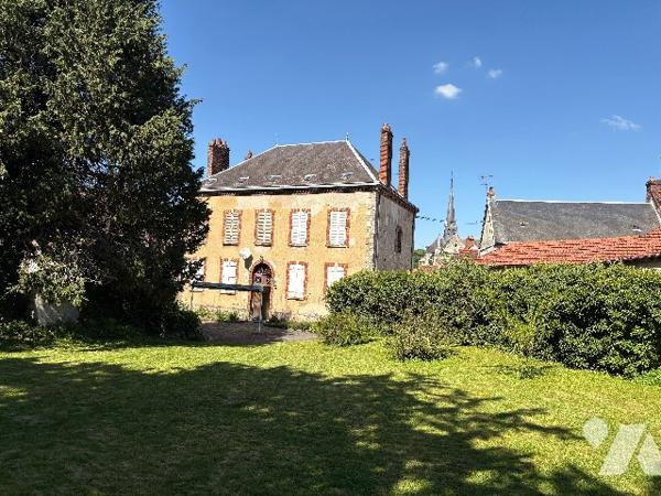 Maison de Maître  avec vaste parc arboré et dépendances.
BIEN RARE!