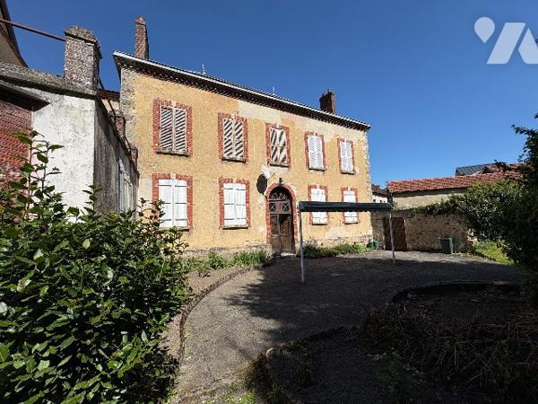 Maison de Maître  avec vaste parc arboré et dépendances.
BIEN RARE!