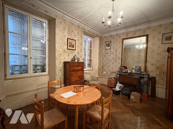 Maison de Maître  avec vaste parc arboré et dépendances.
BIEN RARE!