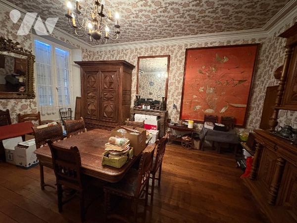 Maison de Maître  avec vaste parc arboré et dépendances.
BIEN RARE!