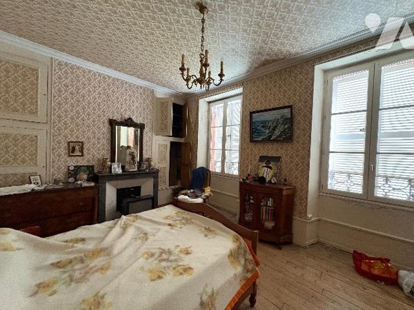 Maison de Maître  avec vaste parc arboré et dépendances.
BIEN RARE!