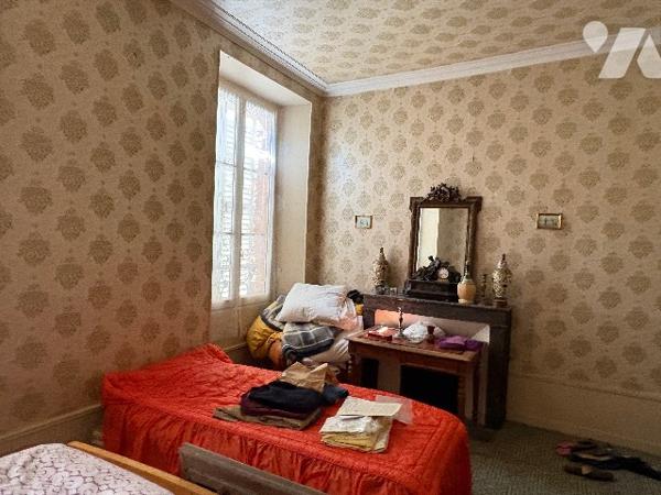 Maison de Maître  avec vaste parc arboré et dépendances.
BIEN RARE!