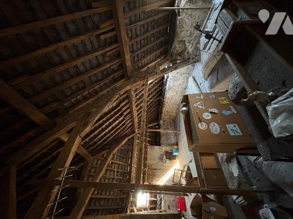 Maison de Maître  avec vaste parc arboré et dépendances.
BIEN RARE!