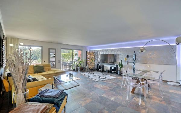 Appartement à vendre    3 pièces • 97 m2 Antibes