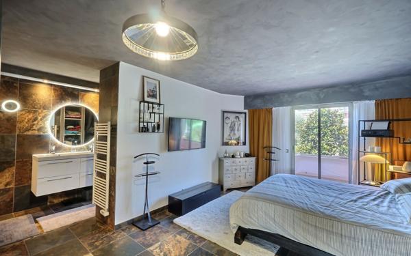 Appartement à vendre    3 pièces • 97 m2 Antibes