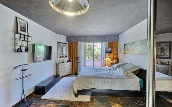 Appartement à vendre    3 pièces • 97 m2 Antibes