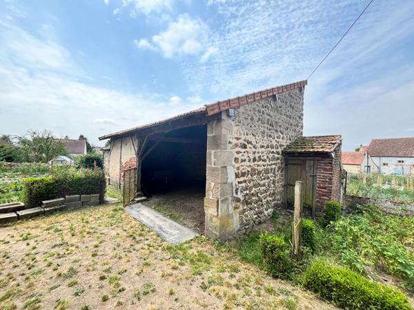 Le Montet Maison + Cour + cave +  Jardin + puits + garage + dépendances