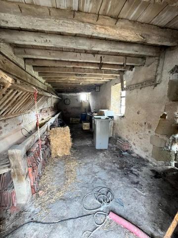 Le Montet Maison + Cour + cave +  Jardin + puits + garage + dépendances