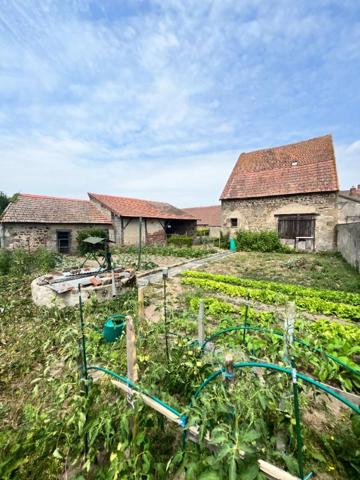 Le Montet Maison + Cour + cave +  Jardin + puits + garage + dépendances