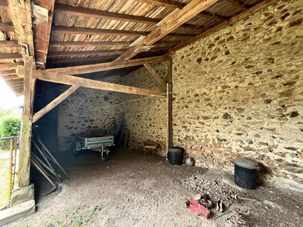 Le Montet Maison + Cour + cave +  Jardin + puits + garage + dépendances