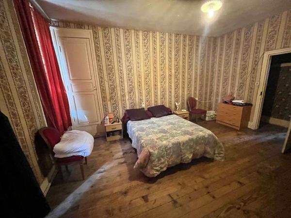 Le Montet Maison + Cour + cave +  Jardin + puits + garage + dépendances